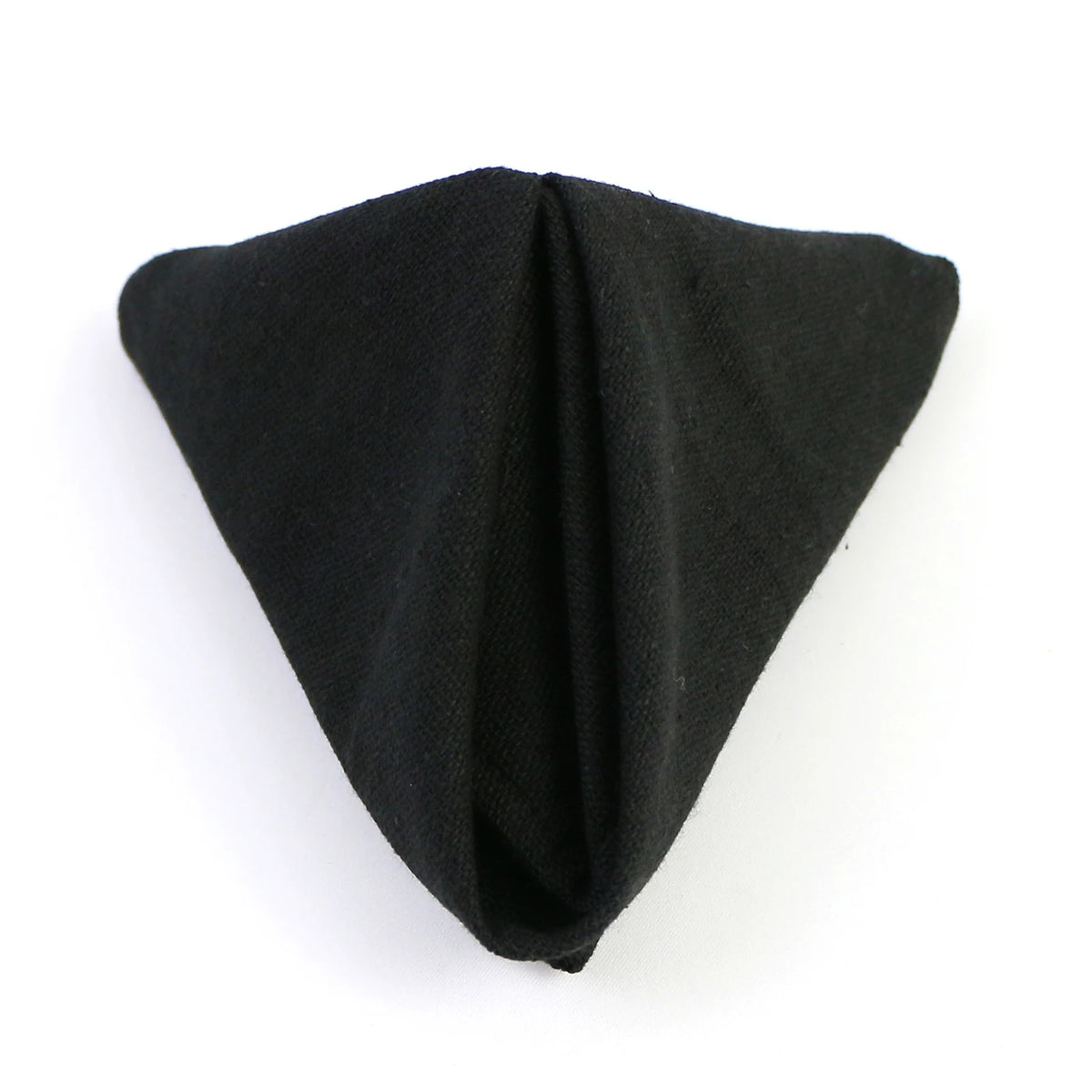 Gros plan sur un vêtement noir plié délicatement sur un fond blanc, offrant un contraste saisissant et mettant en valeur la texture et le design de ce vêtement.