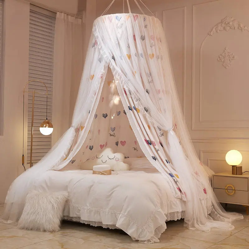 Une charmante chambre illuminée par un lit à baldaquin orné de motifs de cœurs colorés et de rideaux légers.