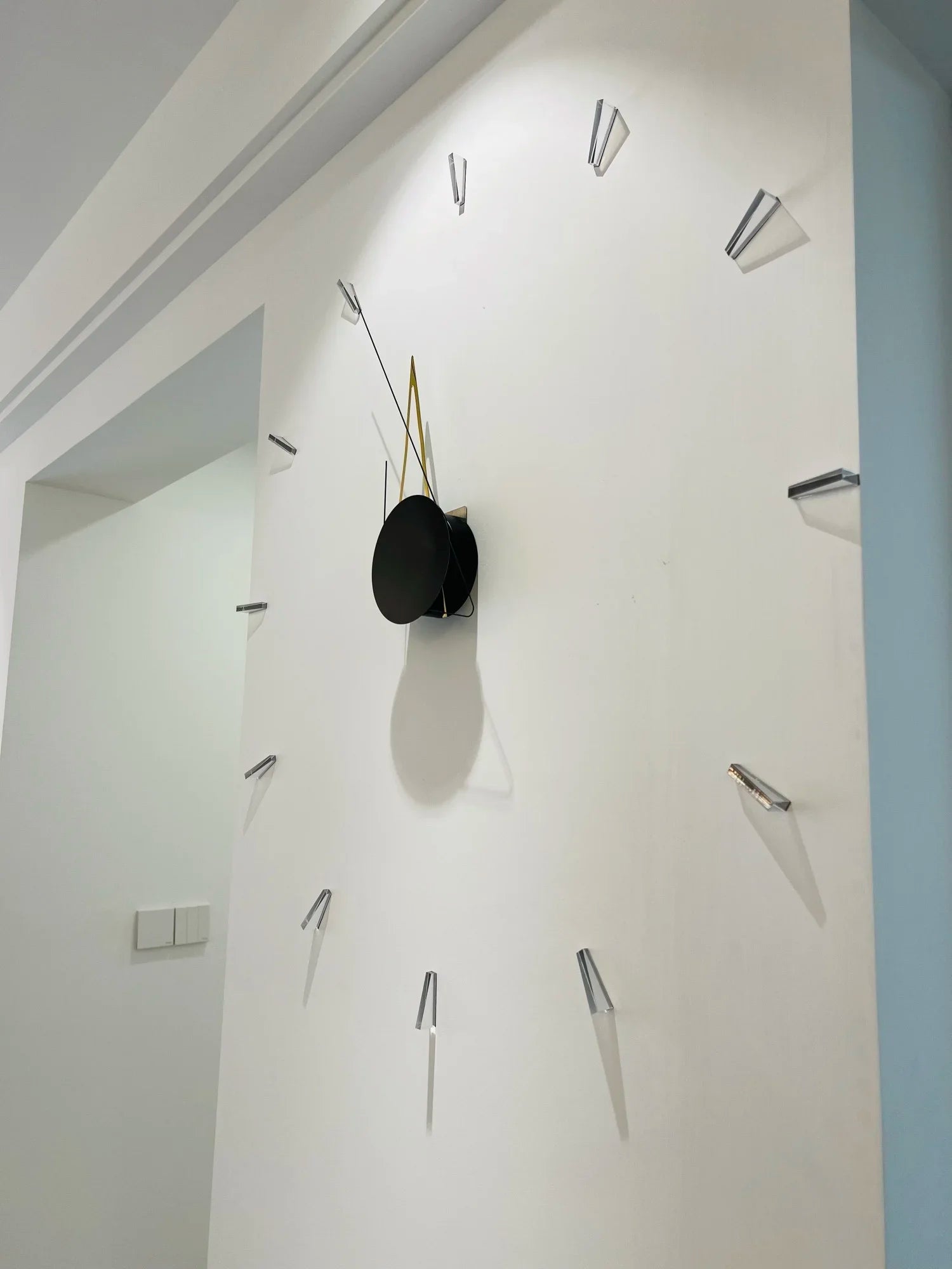 Horloge murale rouge rosé design moderne