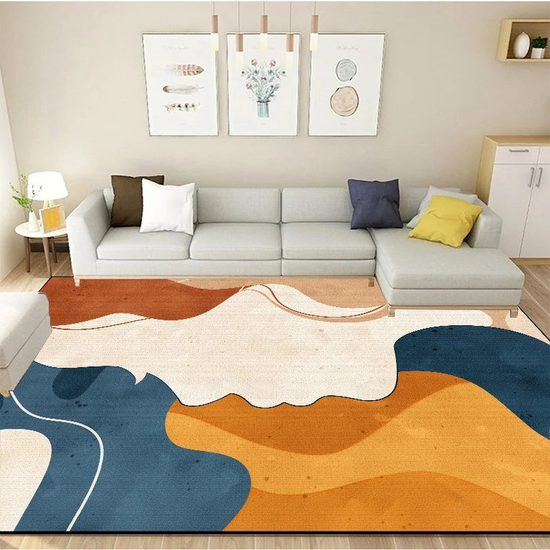 Un salon chic et contemporain meublé avec un grand canapé gris, des oreillers colorés et une magnifique peinture murale avec des motifs géométriques abstraits.