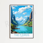 Paysage de fjords norvégiens avec montagnes et lacs turquoise sous un ciel nuageux.