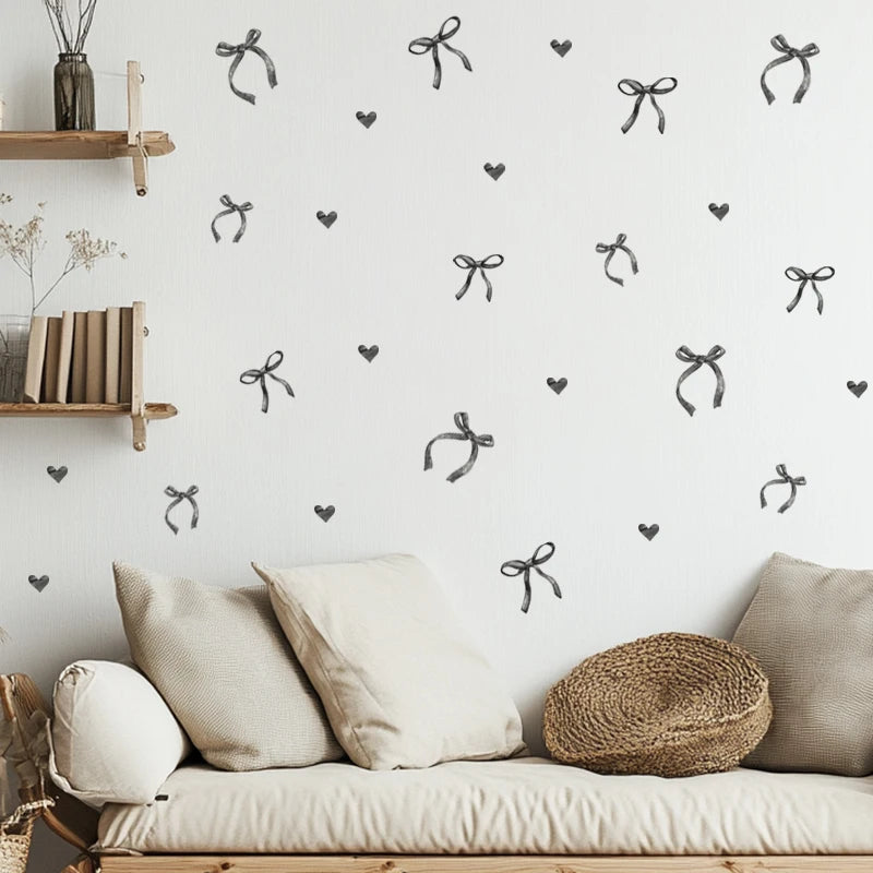 Détail du sticker arc d'amour noir sur un mur blanc
