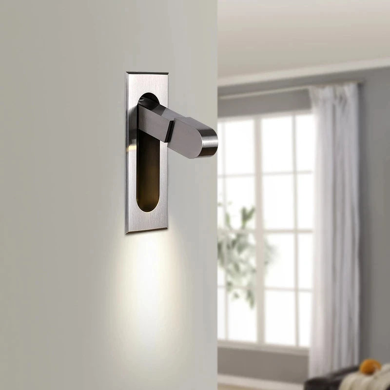 Applique murale LED installée au-dessus d'un chevet avec lumière douce