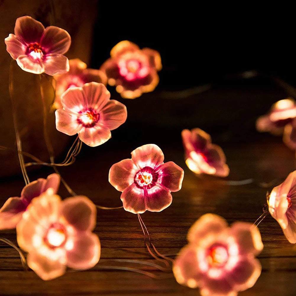 Guirlande lumineuse fleurs de cerisier rose Sakura suspendue dans un arbre