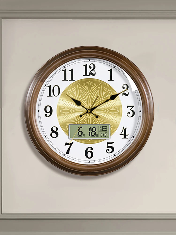 Horloge murale en bois doré vintage sur fond blanc