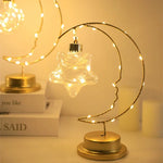 Lampe de chevet LED allumee avec lumiere chaude dans une chambre