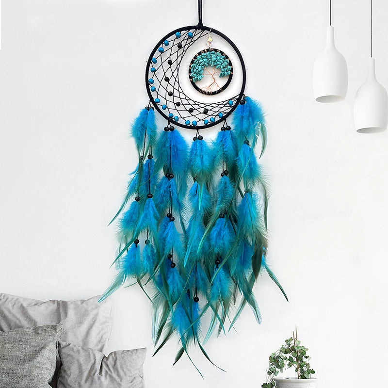 Un attrape-rêves décoratif multicolore en plumes bleues et vertes, suspendu au mur.
