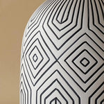 Vue de profil de la lampe de table dans un salon rétro