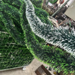 Guirlande de Noël vert menthe suspendue sur un mur festif
