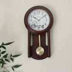 Horloge murale bois massif dans un intérieur moderne