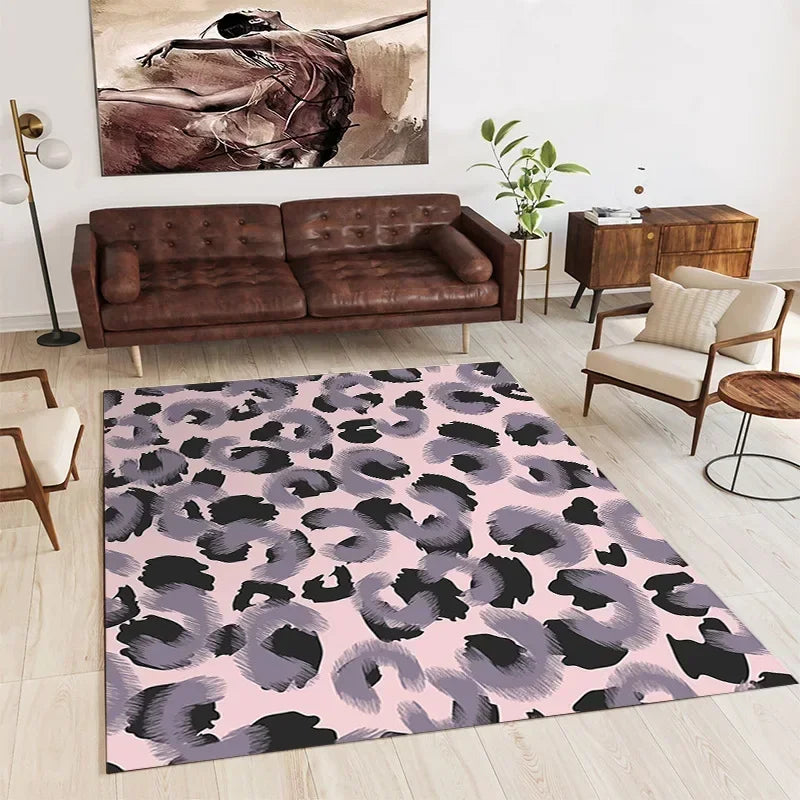 Un tapis moderne et coloré avec un motif de léopard abstrait dans des tons roses et gris, placé dans un intérieur contemporain avec un canapé en cuir marron et des meubles en bois.
