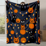 Couverture d'Halloween avec des chats noirs et des citrouilles décoratives sur un fond sombre.