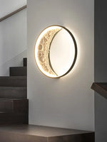 Éclairage doux de l'applique murale lune en blanc chaud dans un intérieur moderne