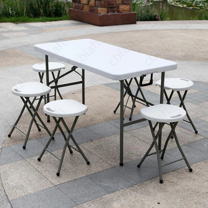 Table pliante en action lors d'un repas en plein air