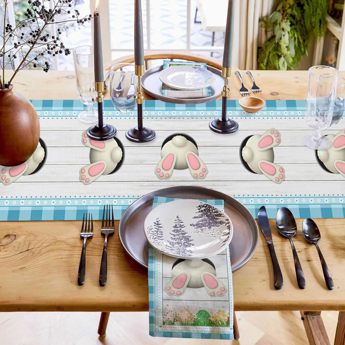 Cette image montre une belle table de salle à manger décorée avec des éléments thématiques de Pâques, notamment des figurines de lapins blancs et des accessoires de table coordonnés, créant une ambiance chaleureuse et festive pour un repas.