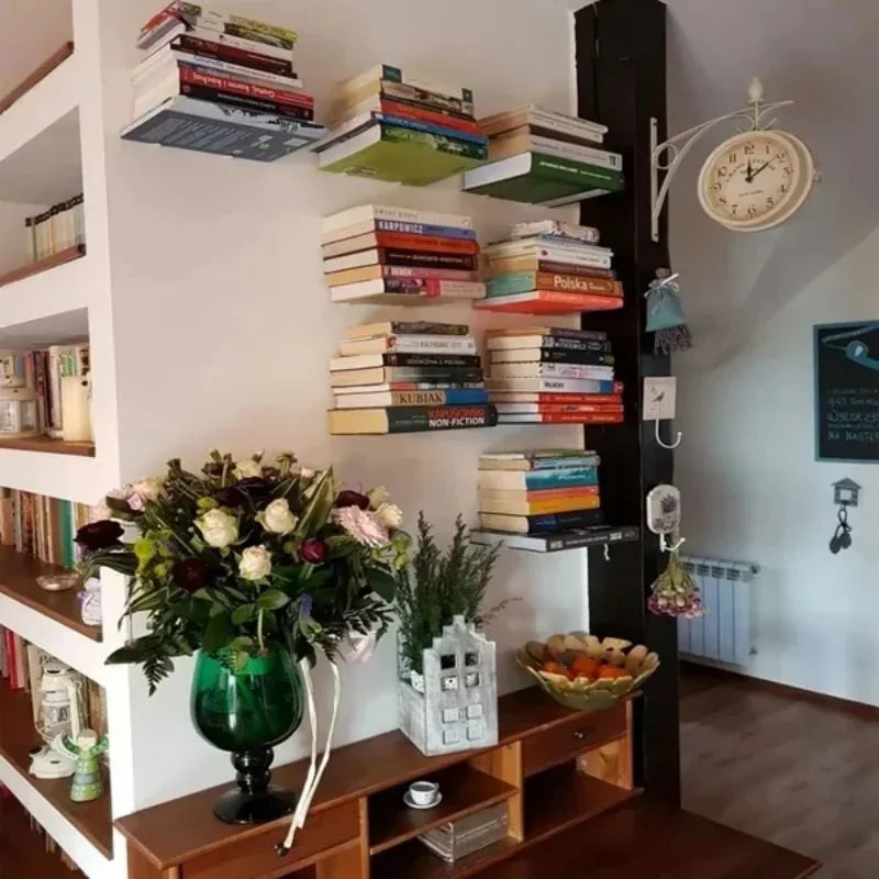 Étagère flottante invisible avec livres semblant flotter dans l'air