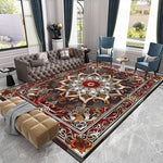 Intérieur somptueux d'un salon avec un grand tapis ornementé aux motifs floraux et géométriques, des fauteuils rembourrés et des rideaux.