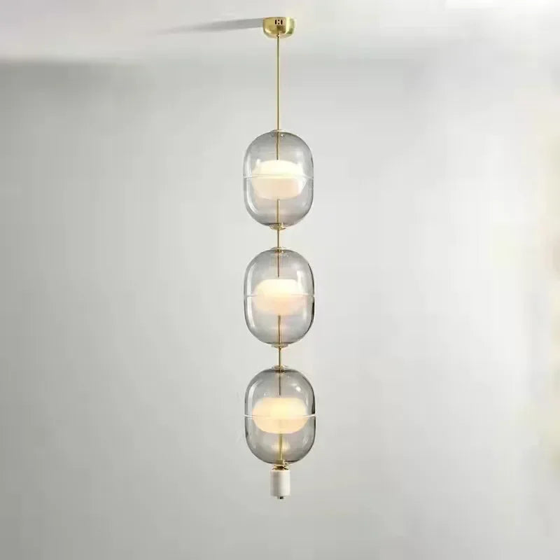 Vue de détail de l'abat-jour en verre du lustre suspendu