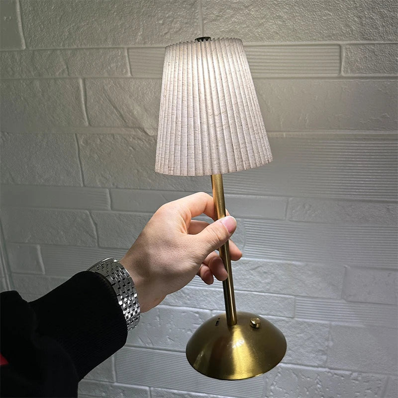 Détail de la texture plissée de l'abat-jour de la lampe