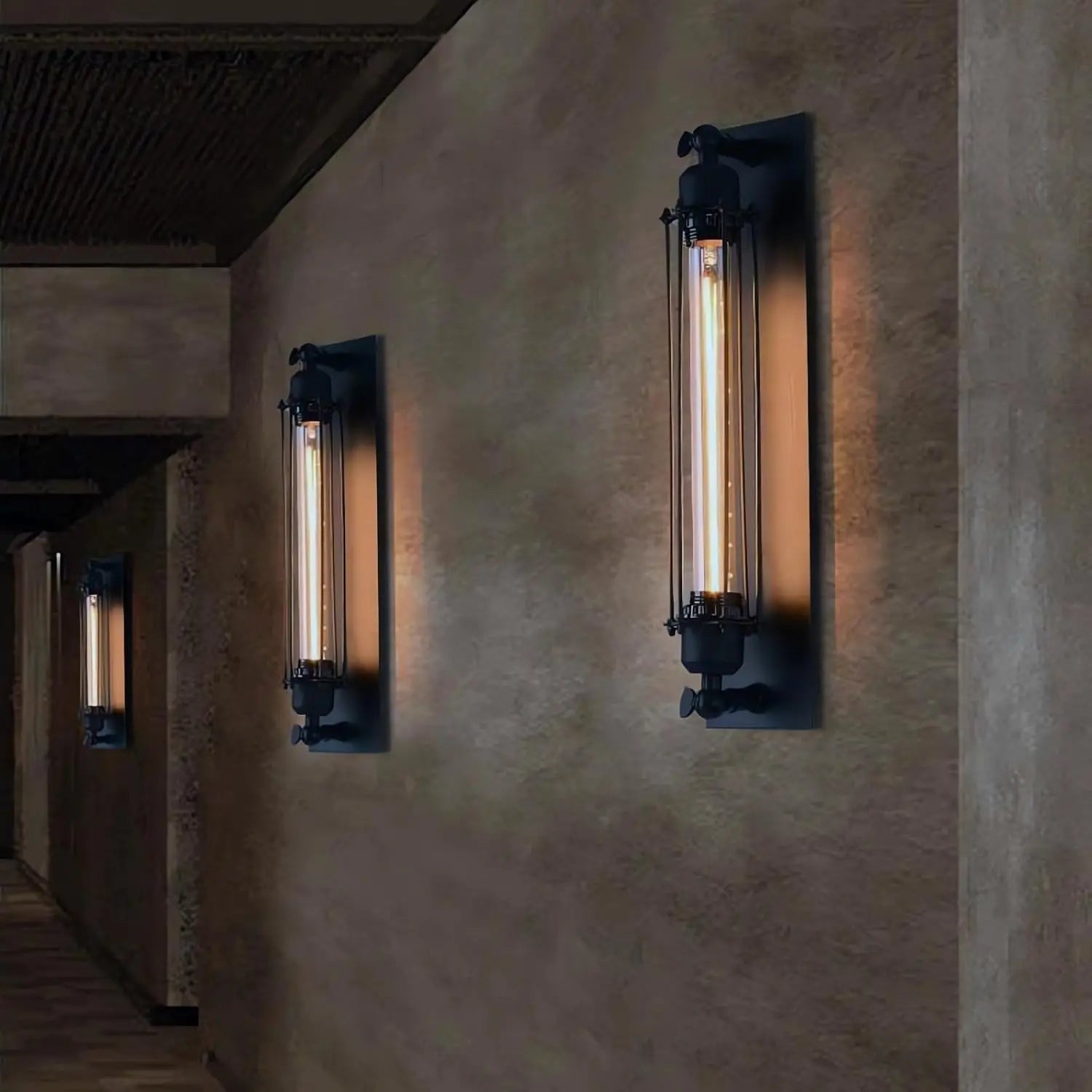 Lampe murale industrielle installee dans un escalier avec eclairage doux