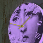 Horloge murale artistique dans un salon