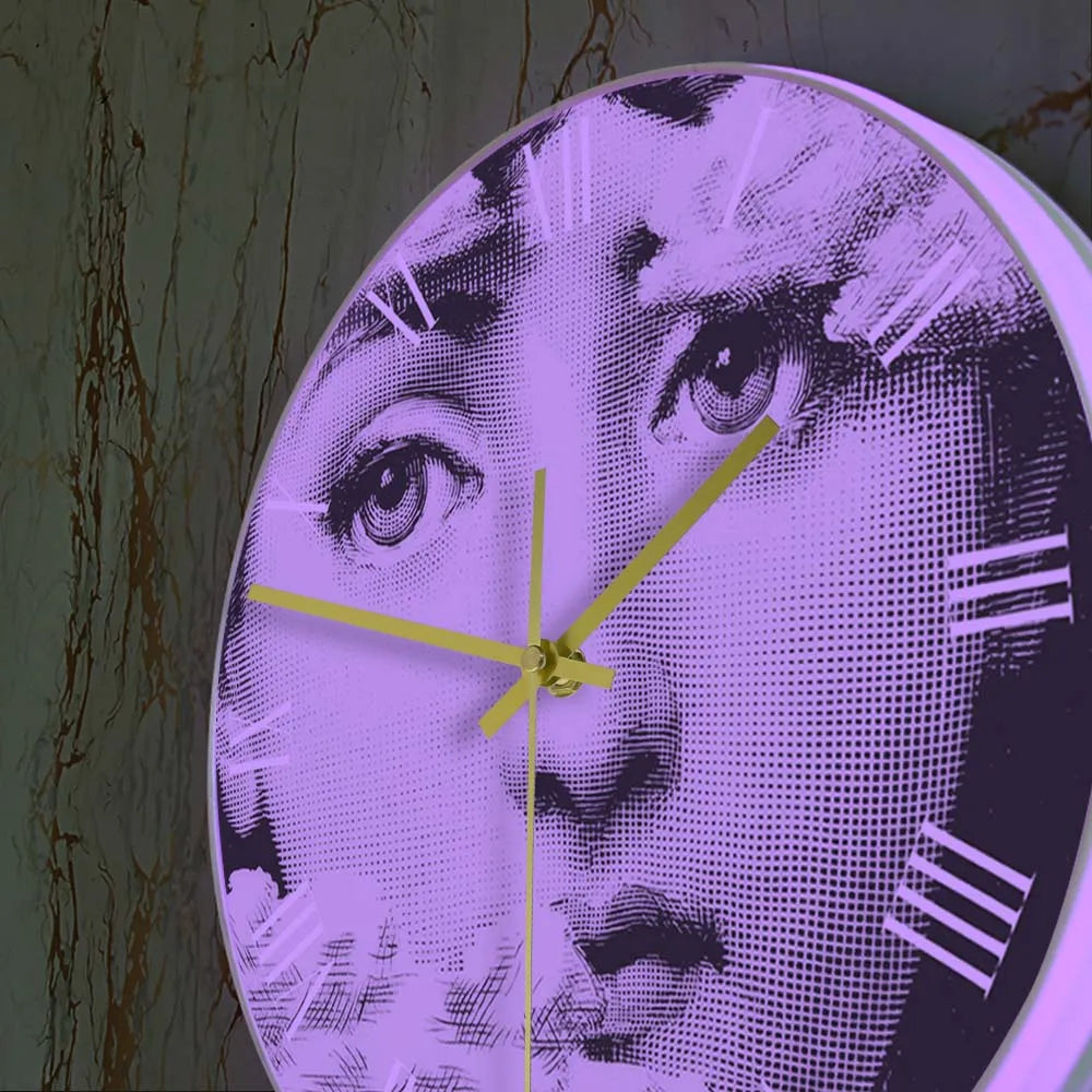Horloge murale artistique dans un salon