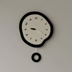 Horloge murale design irrégulière noire 33 cm vue de face