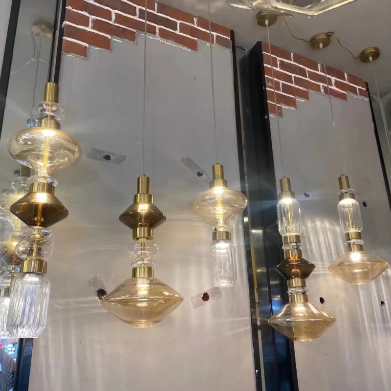 Lustre LED en verre ambré dans une chambre à coucher près du chevet