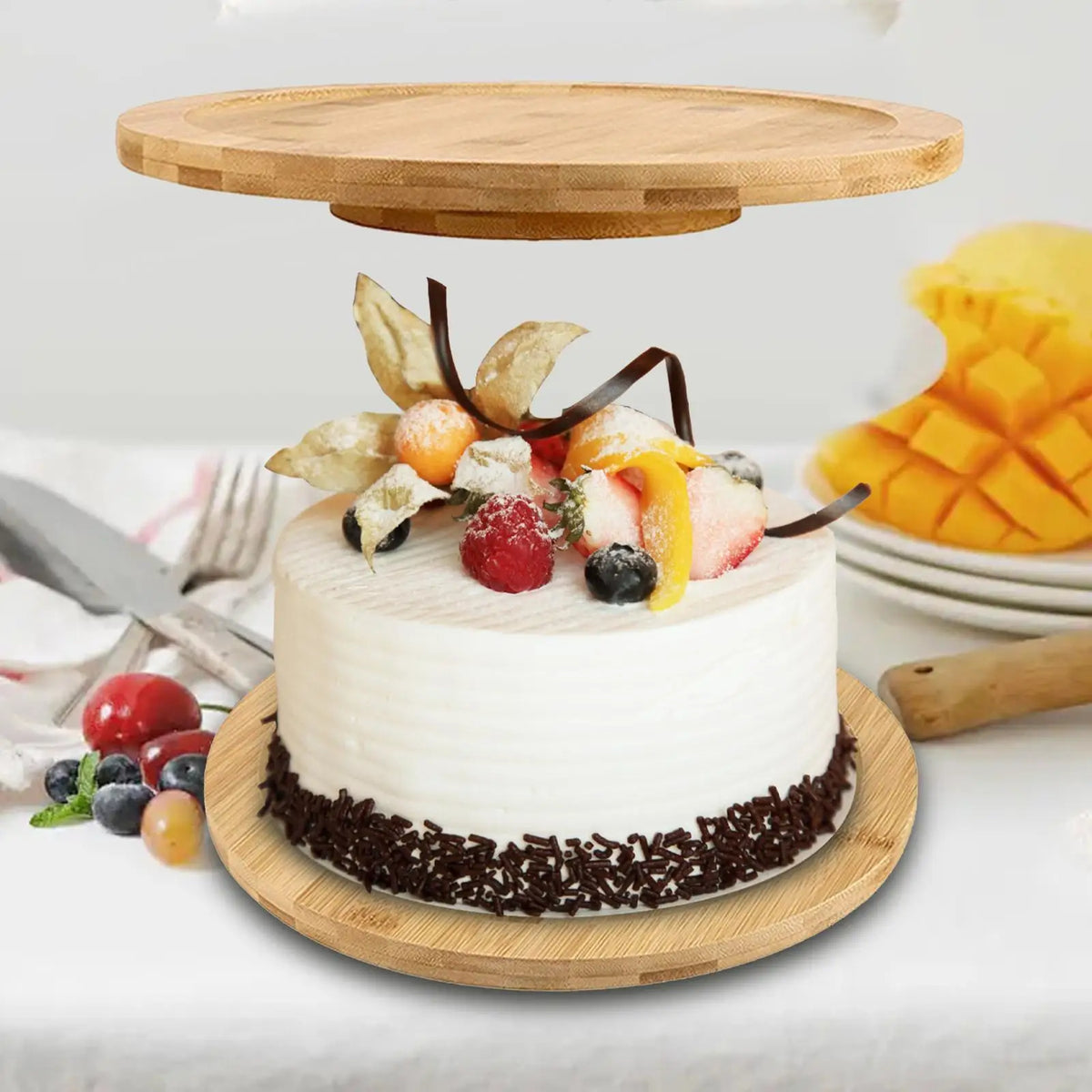 Support rotatif en bois présentant un gâteau d'anniversaire
