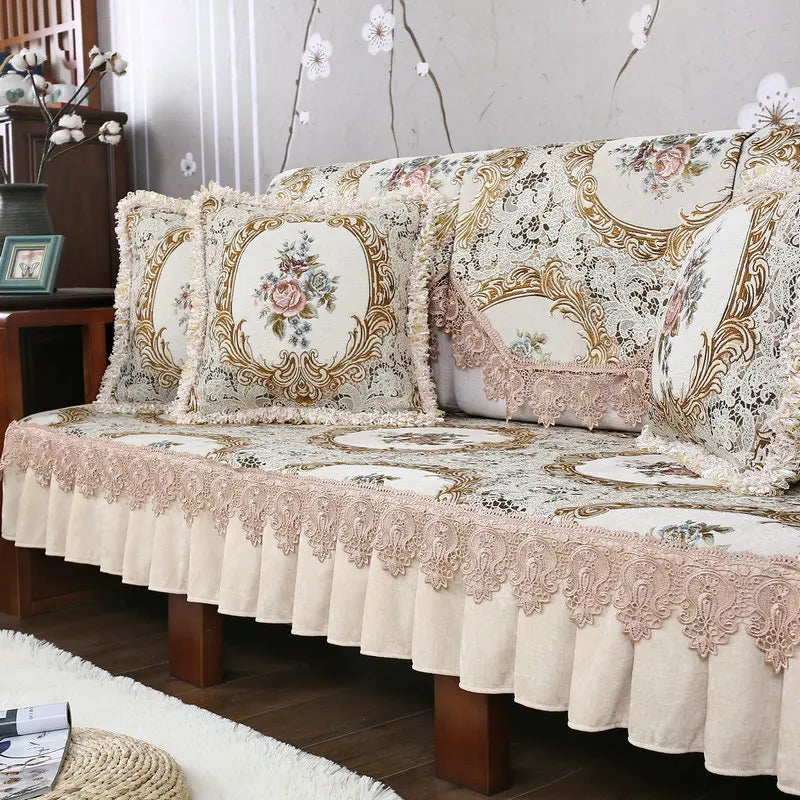 Ce canapé vintage élégant et richement orné de motifs floraux et de bordures dorées apporte une touche de charme et de sophistication à cette pièce.