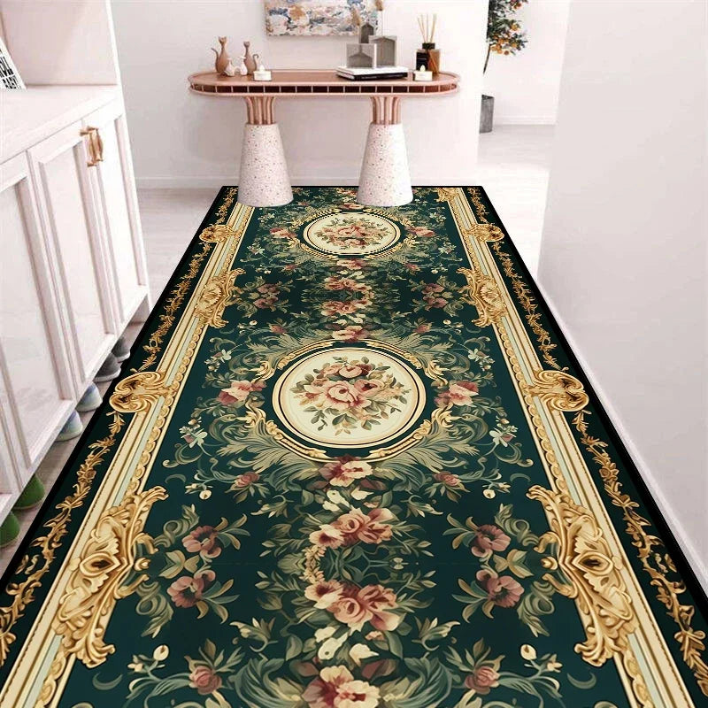 Tapis ornementé de motifs floraux élégants sur un fond vert foncé, encadré de bordures dorées, créant une décoration riche et raffinée dans cette pièce.