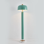 Lampadaire champignon vert allumé près d'un canapé