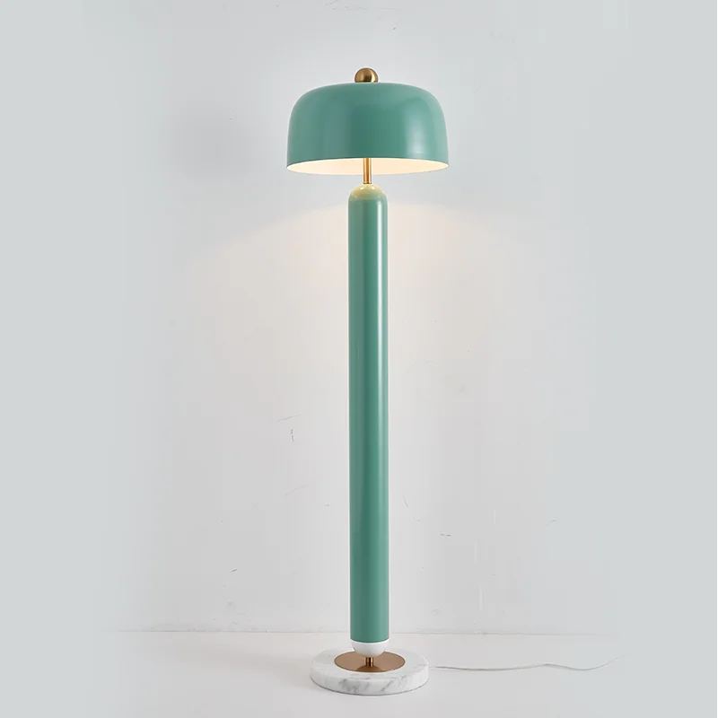 Lampadaire champignon vert allumé près d'un canapé