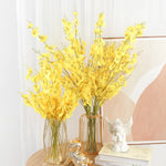 Bouquet cerisier jaune neige dans vase blanc