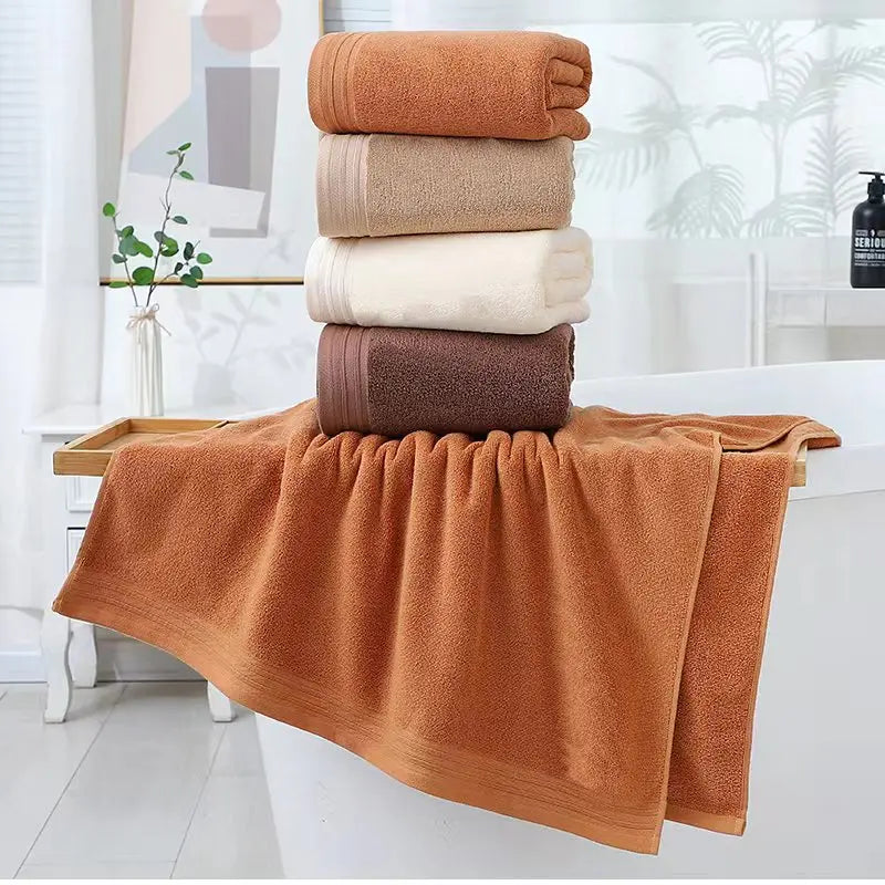 Serviette de bain noire sur porte-serviettes design