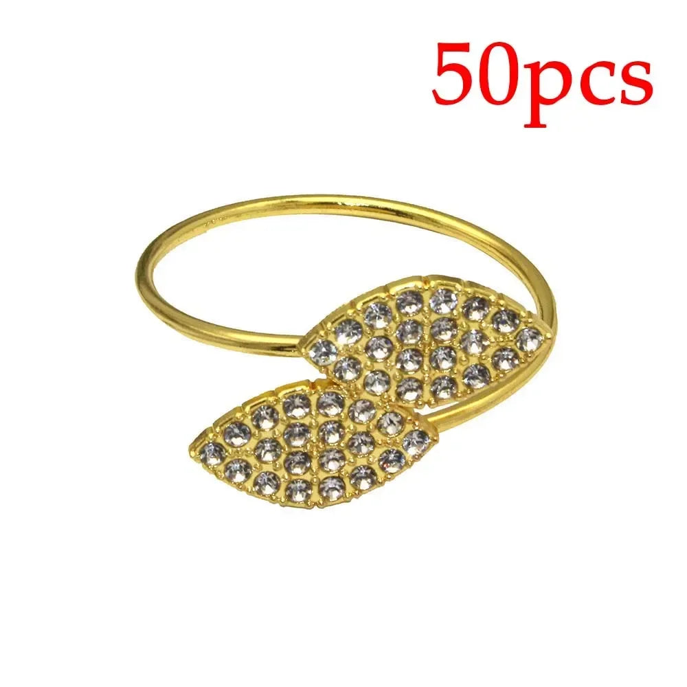 Bague en métal doré ornée de cristaux brillants en forme de feuille.