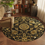 Tapis rond décoratif de style vintage avec un motif floral doré sur fond noir, créant une atmosphère chaleureuse et élégante dans le salon.
