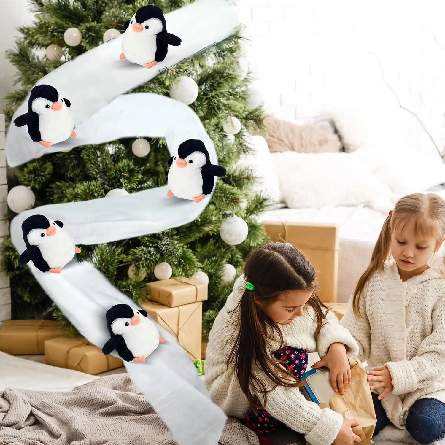 Pingouin peluche sur tapis neige escalier
