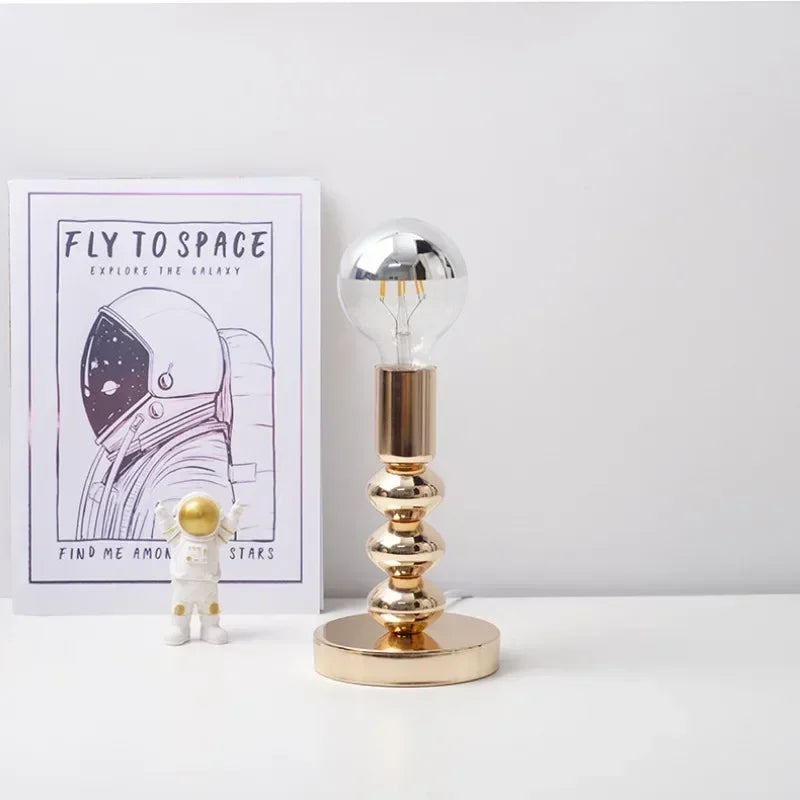 Détail de la lampe de table vintage avec abat-jour en aluminium