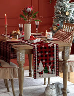 Intérieur douillet de Noël avec table dressée pour un repas, décorations festives, bougie allumée et chat gris sur le sol.