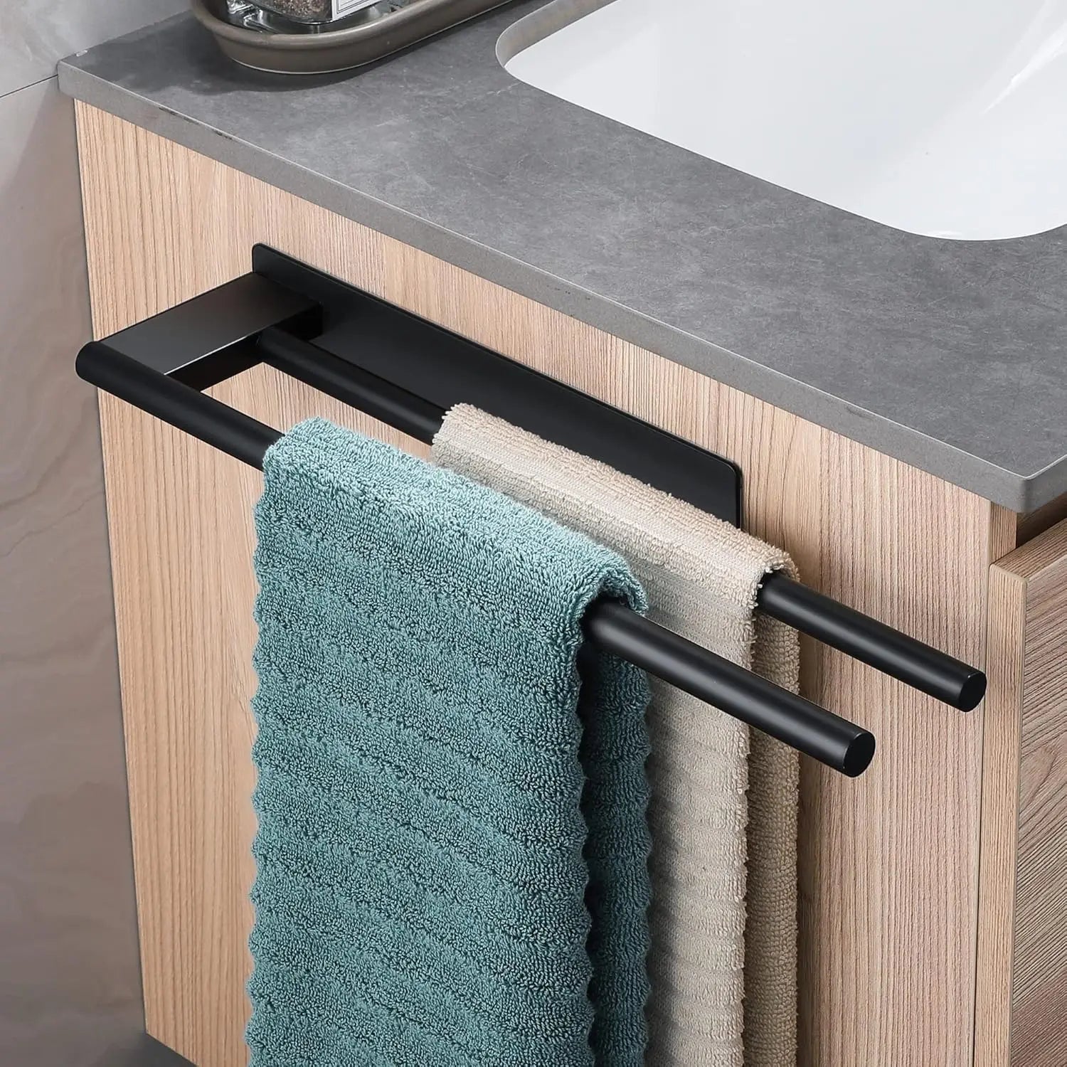 Porte-serviettes adhésif double barre noir mat installé dans une salle de bain moderne