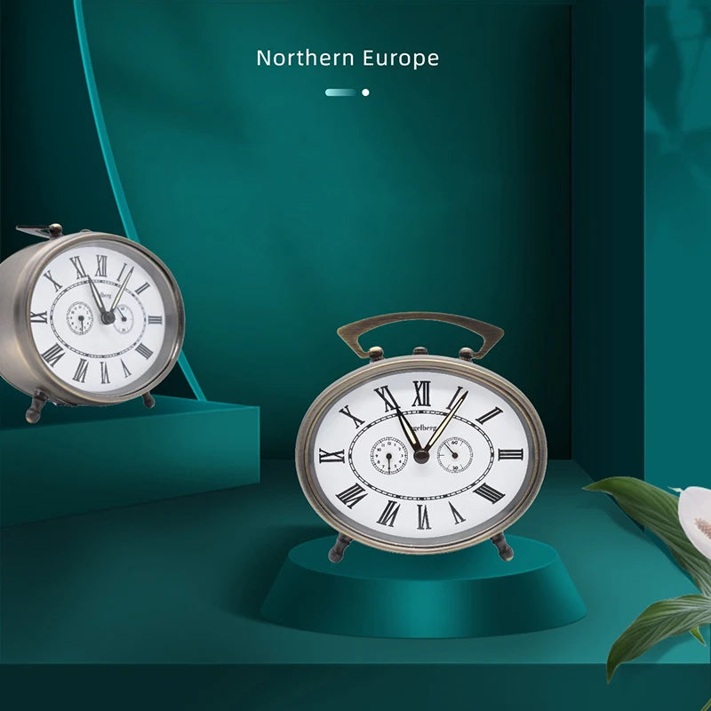 Horloge rétro métal noir vue de face