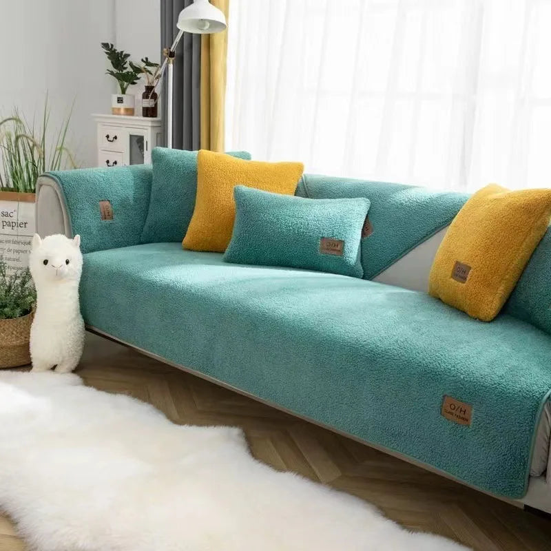 Un canapé moelleux et confortable avec des coussins colorés dans un salon cosy.