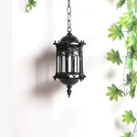 Lampe suspendue rétro extérieure noire éclairant une terrasse