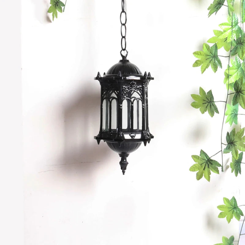 Lampe suspendue rétro extérieure noire éclairant une terrasse