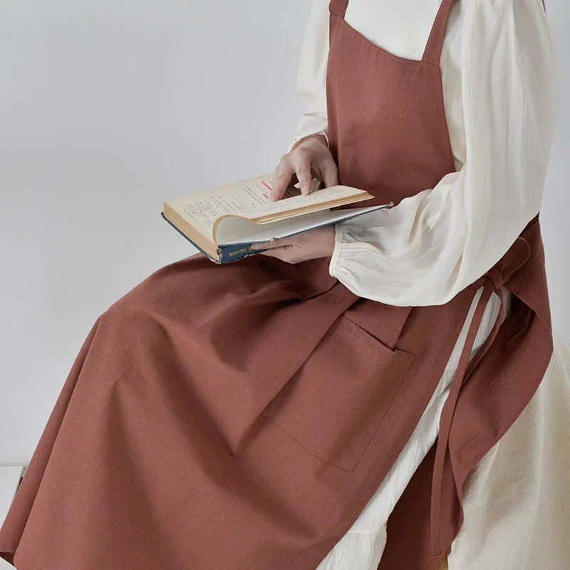 Tablier de cuisine femme en coton et lin détail des bretelles ajustables