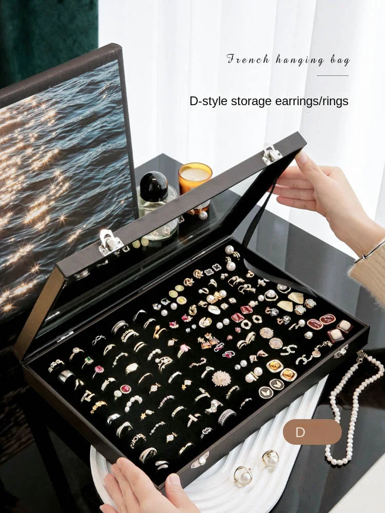 Boîte à bijoux noire sur une commode