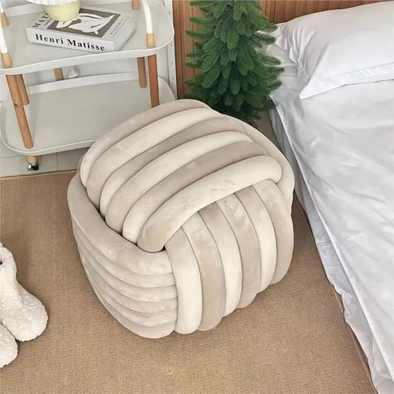Tabouret cube nuage tricoté extra épais en brun dans un intérieur chaleureux