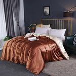 Housse de couette satin en prune sur lit queen