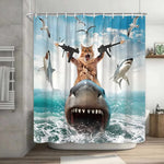 Rideau de douche au design original et humoristique représentant un chat debout sur le dos d'un grand requin bondissant hors de l'eau. Le chat tient deux fusils mitrailleurs, avec des flammes sortant des canons, lui donnant un aspect héroïque et décalé. Autour de lui, plusieurs requins sautent dans les airs, tandis que des mouettes volent dans un ciel bleu avec quelques nuages. L’ensemble de la scène donne une impression dynamique et surréaliste, parfait pour une salle de bain au style décalé et fun.